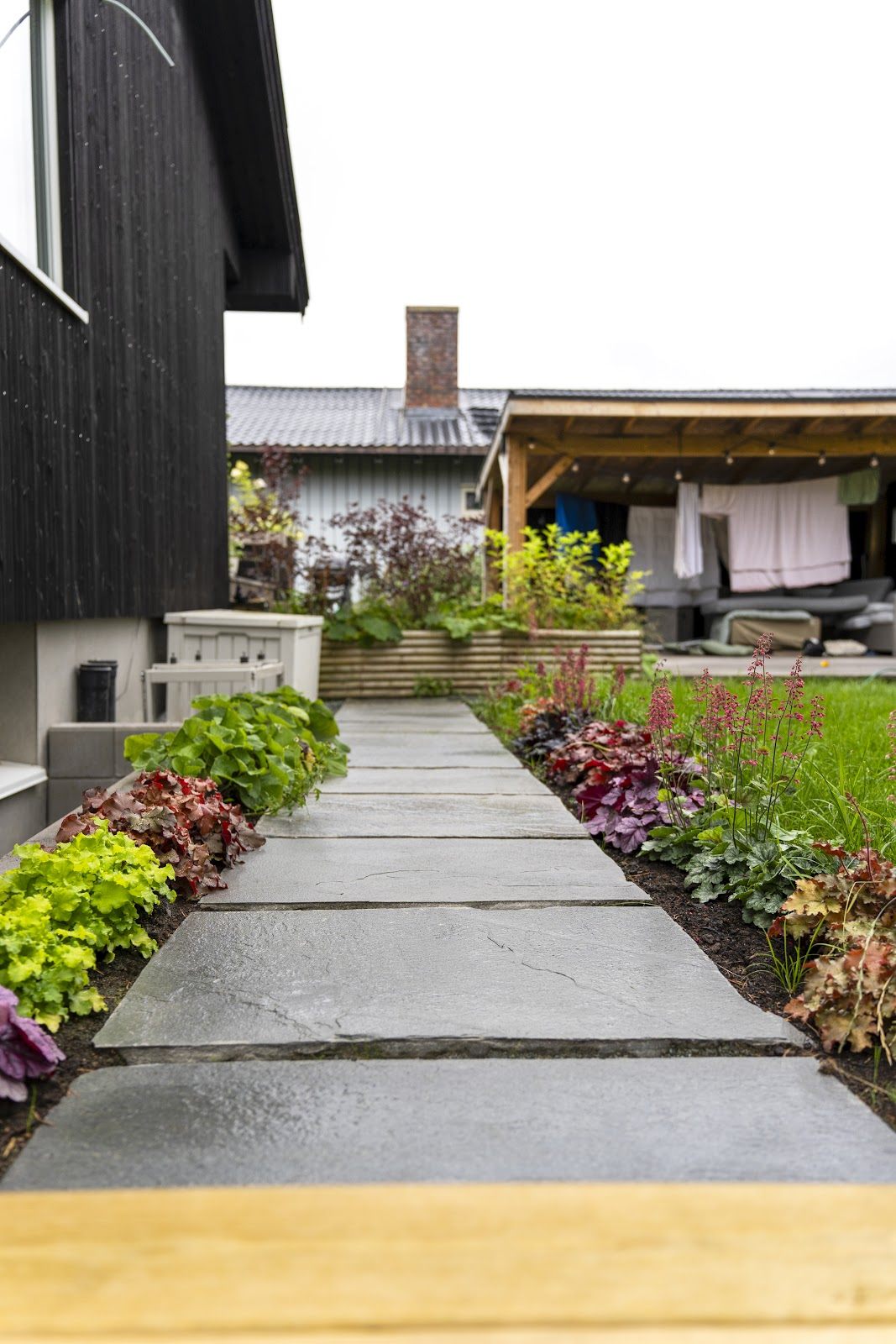 Natursteinsti og terrasse