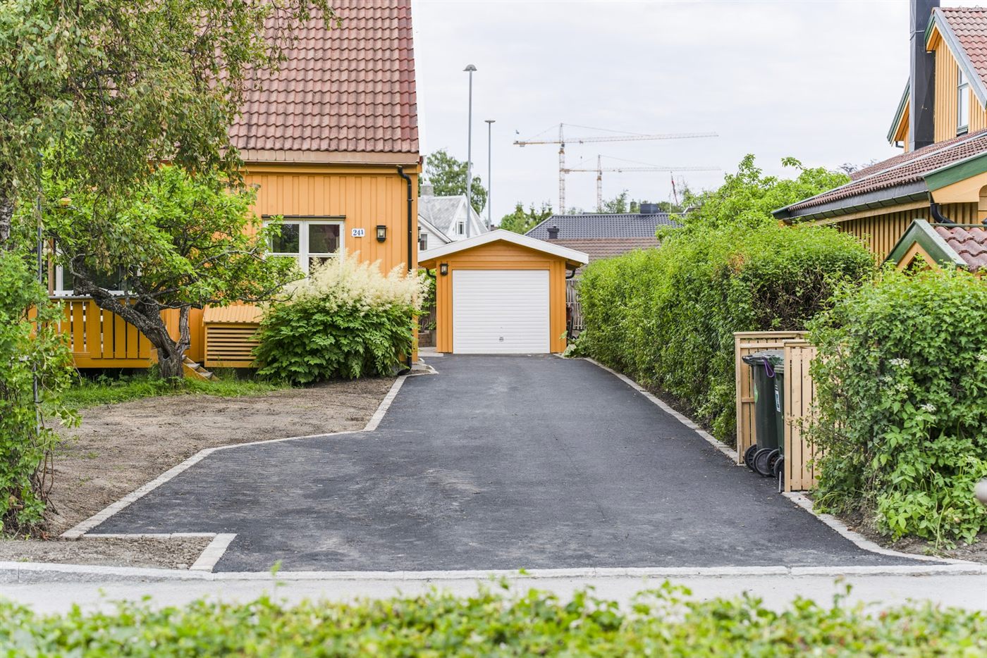Asfaltert innkjørsel